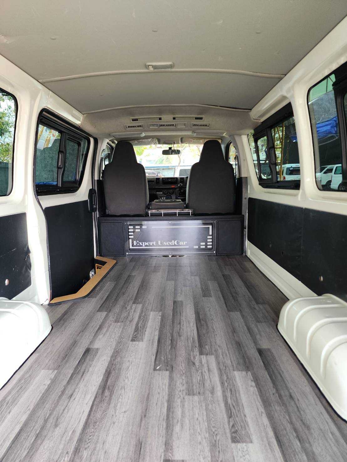 2015 Toyota HiAce หลังคาเตี้ย สีขาว (รูปที่ 11)