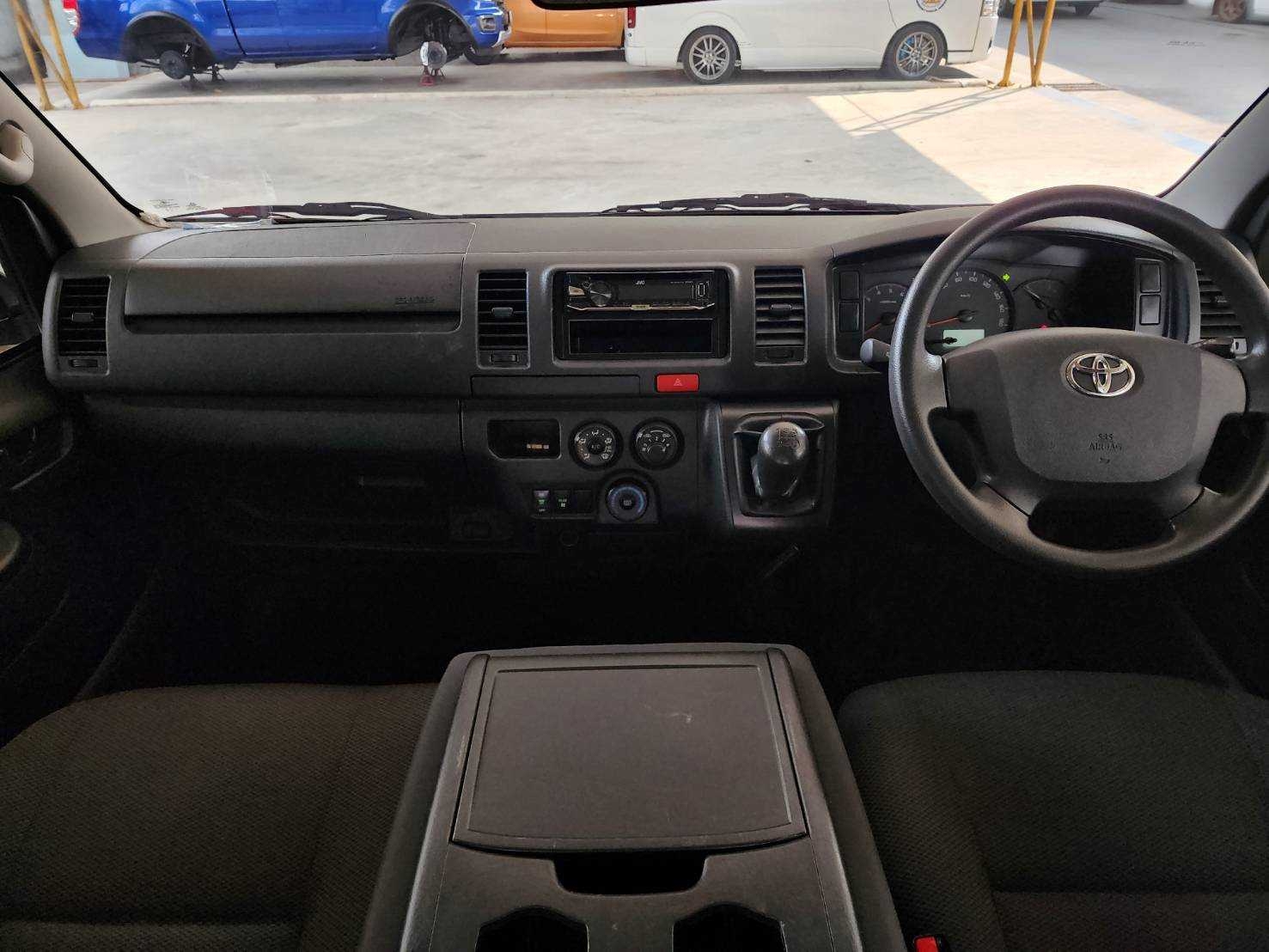 2015 Toyota HiAce หลังคาเตี้ย สีขาว (รูปที่ 14)
