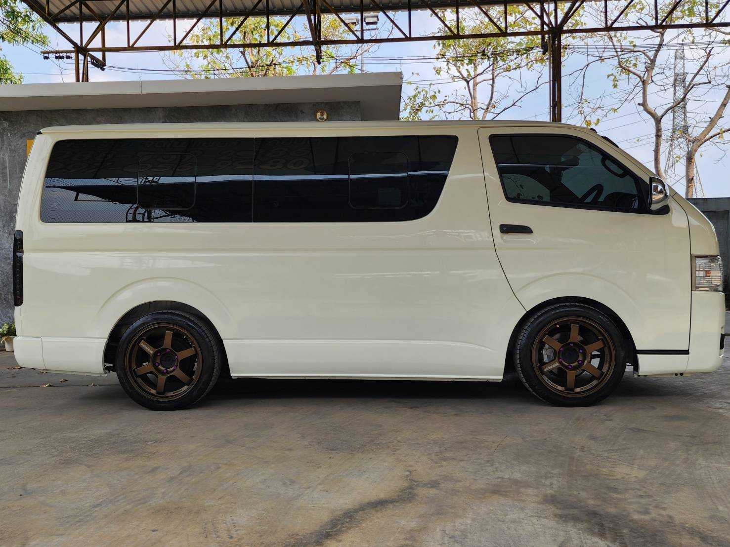 2015 Toyota HiAce หลังคาเตี้ย สีขาว (รูปที่ 3)
