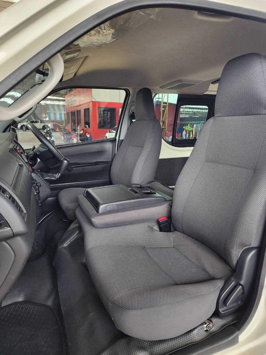 2015 Toyota HiAce หลังคาเตี้ย สีขาว (รูปที่ 17)