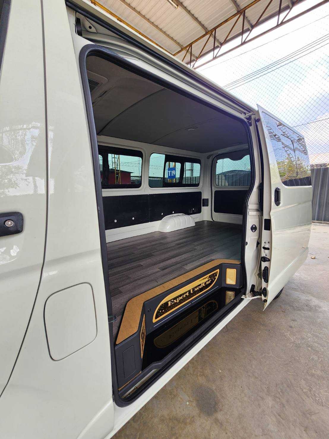 2015 Toyota HiAce หลังคาเตี้ย สีขาว (รูปที่ 10)