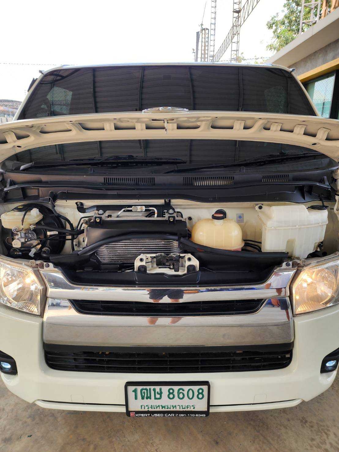 2015 Toyota HiAce หลังคาเตี้ย สีขาว (รูปที่ 9)