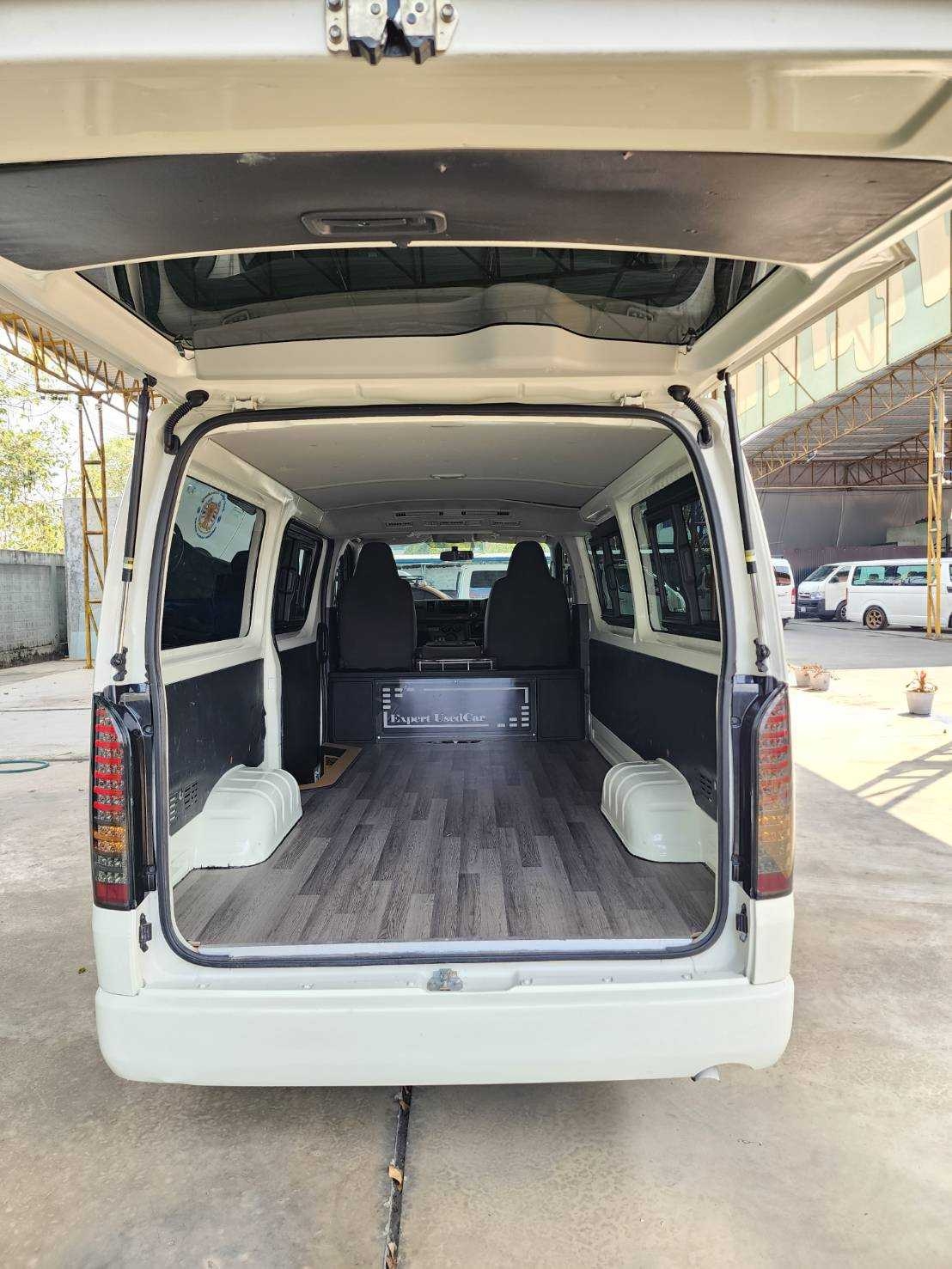 2015 Toyota HiAce หลังคาเตี้ย สีขาว (รูปที่ 8)