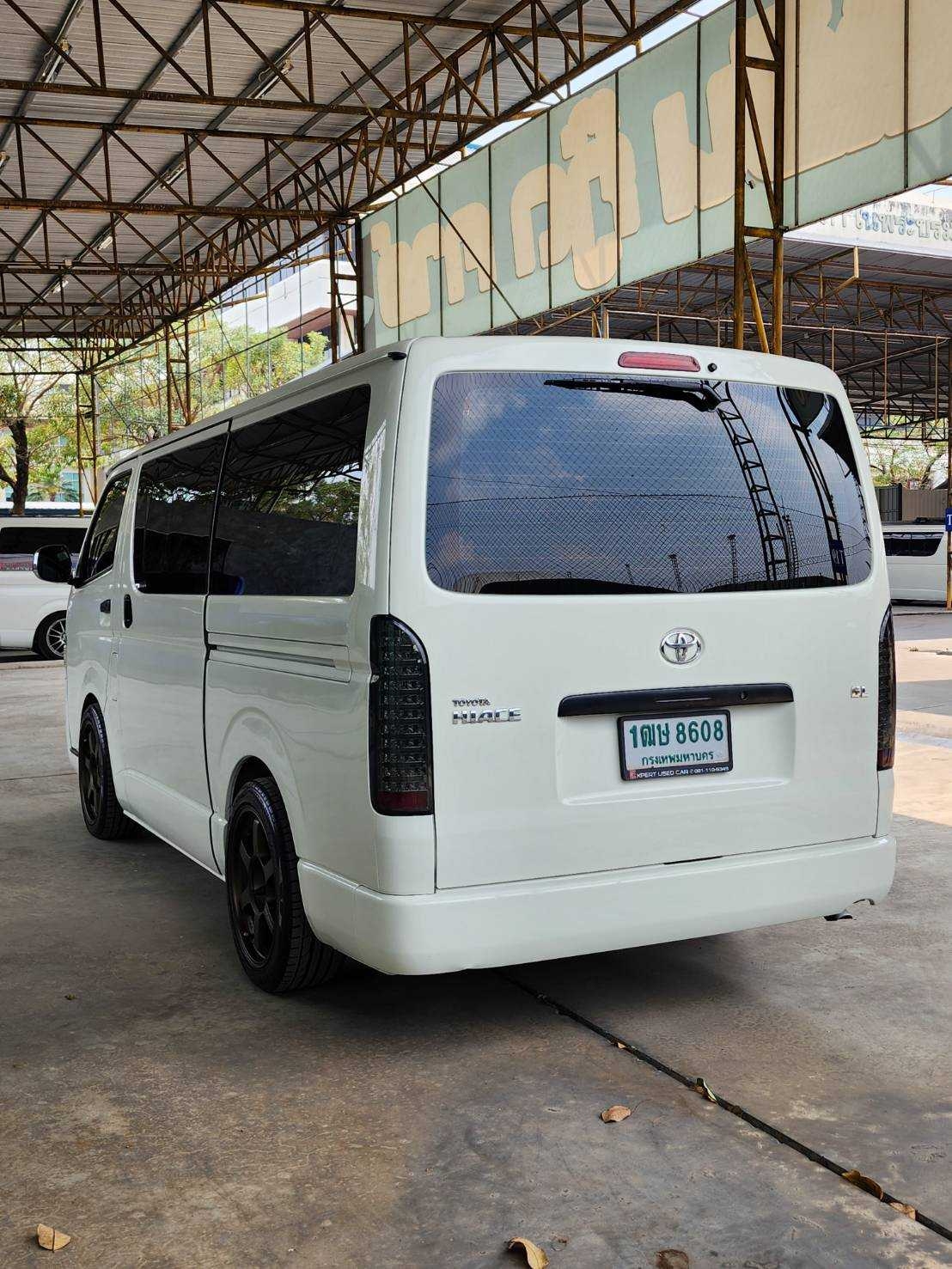 2015 Toyota HiAce หลังคาเตี้ย สีขาว (รูปที่ 6)