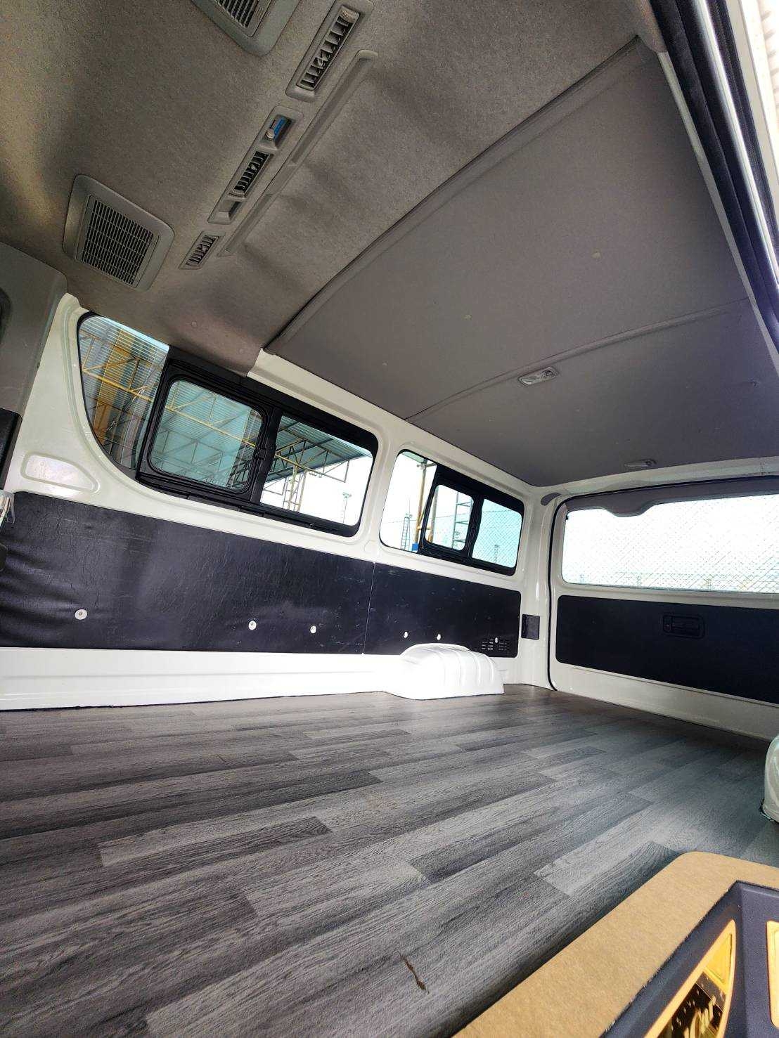 2015 Toyota HiAce หลังคาเตี้ย สีขาว (รูปที่ 12)