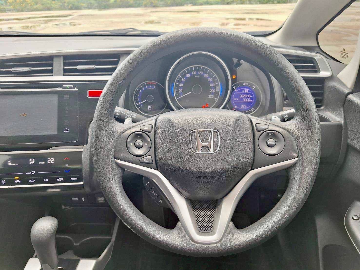 2014 Honda Jazz GK สีขาว (รูปที่ 10)
