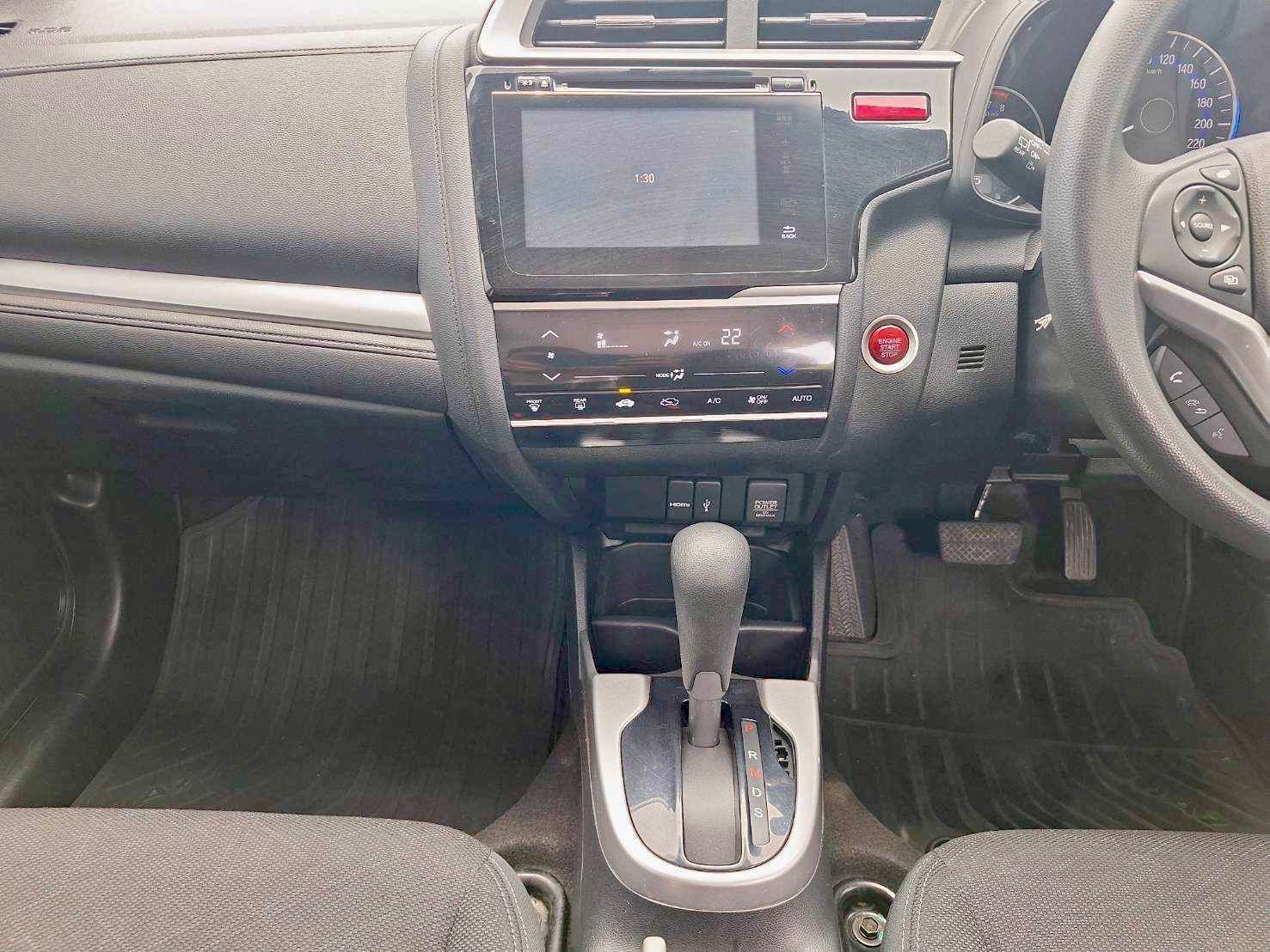 2014 Honda Jazz GK สีขาว (รูปที่ 3)