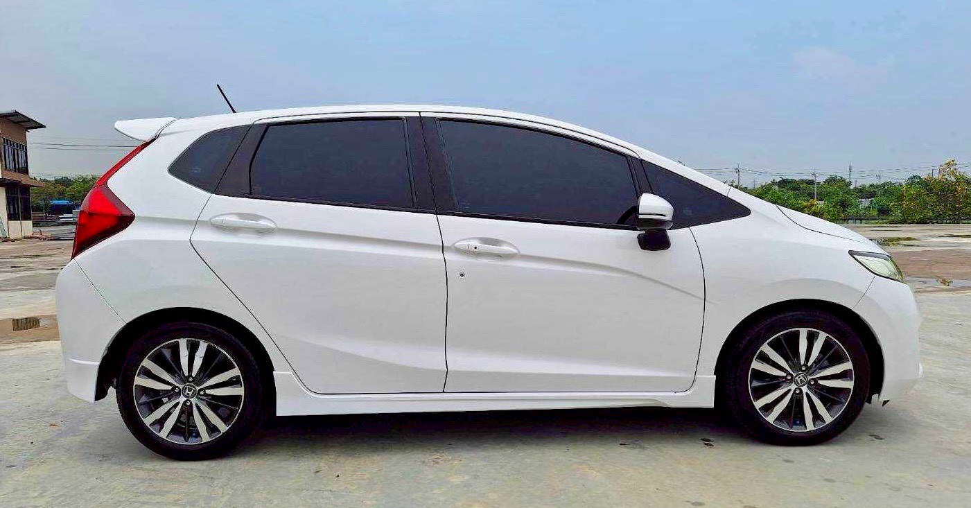 2014 Honda Jazz GK สีขาว (รูปที่ 9)