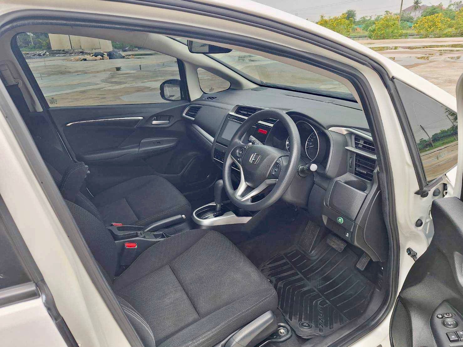 2014 Honda Jazz GK สีขาว (รูปที่ 8)