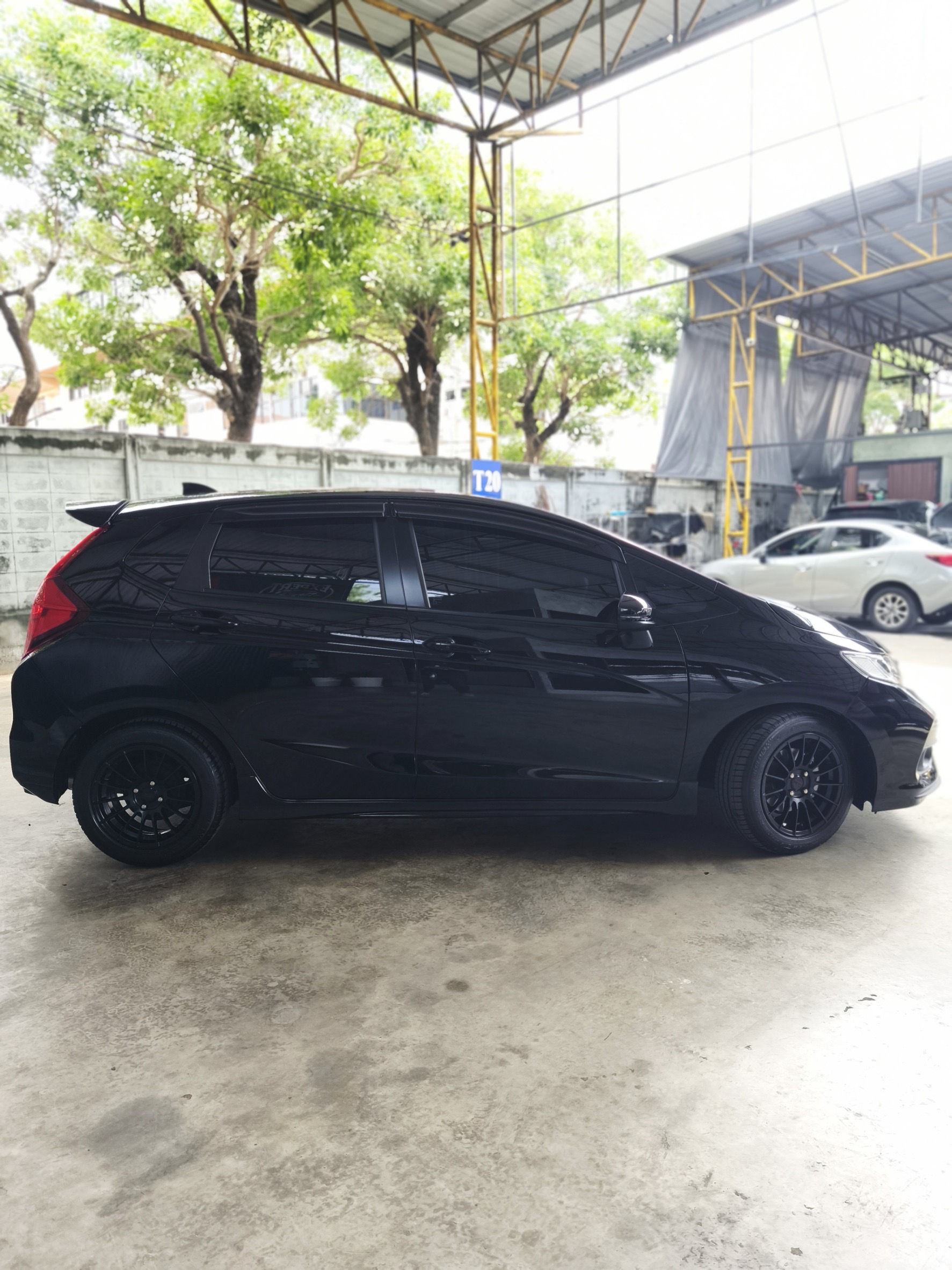 2019 Honda Jazz GK สีดำ (รูปที่ 6)
