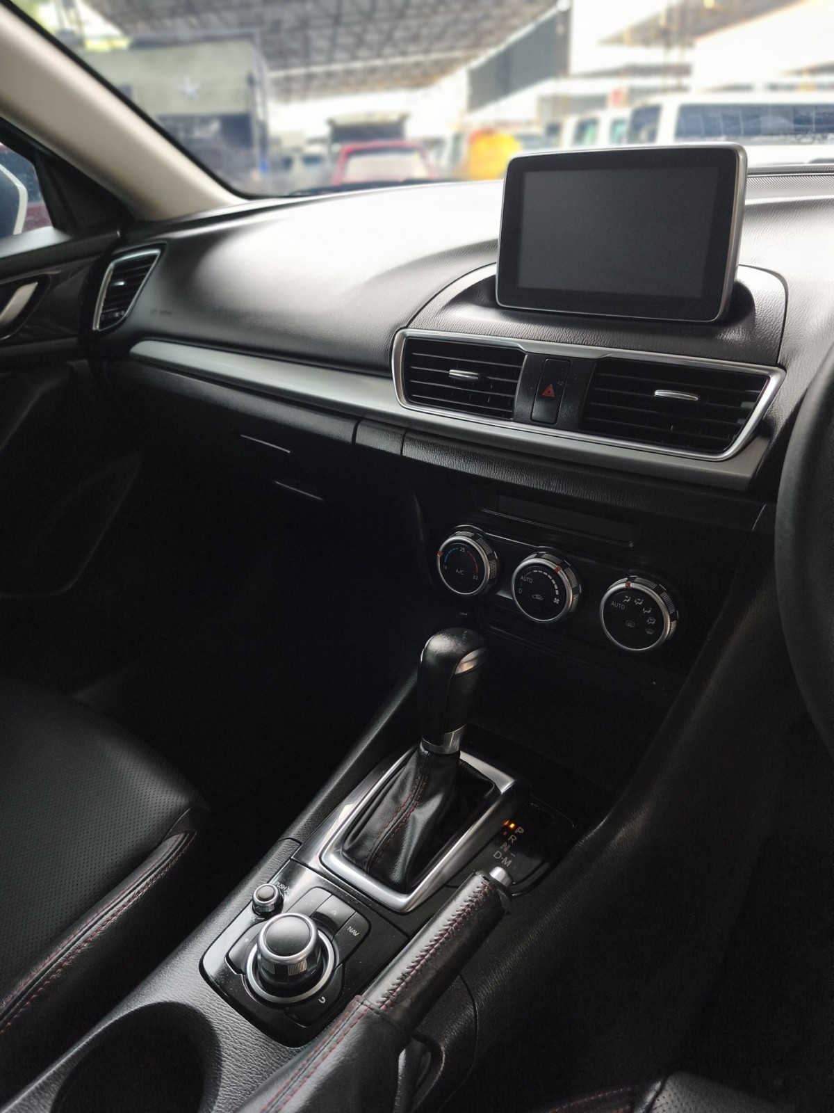 2015 Mazda 3 Sedan สีขาว (รูปที่ 12)