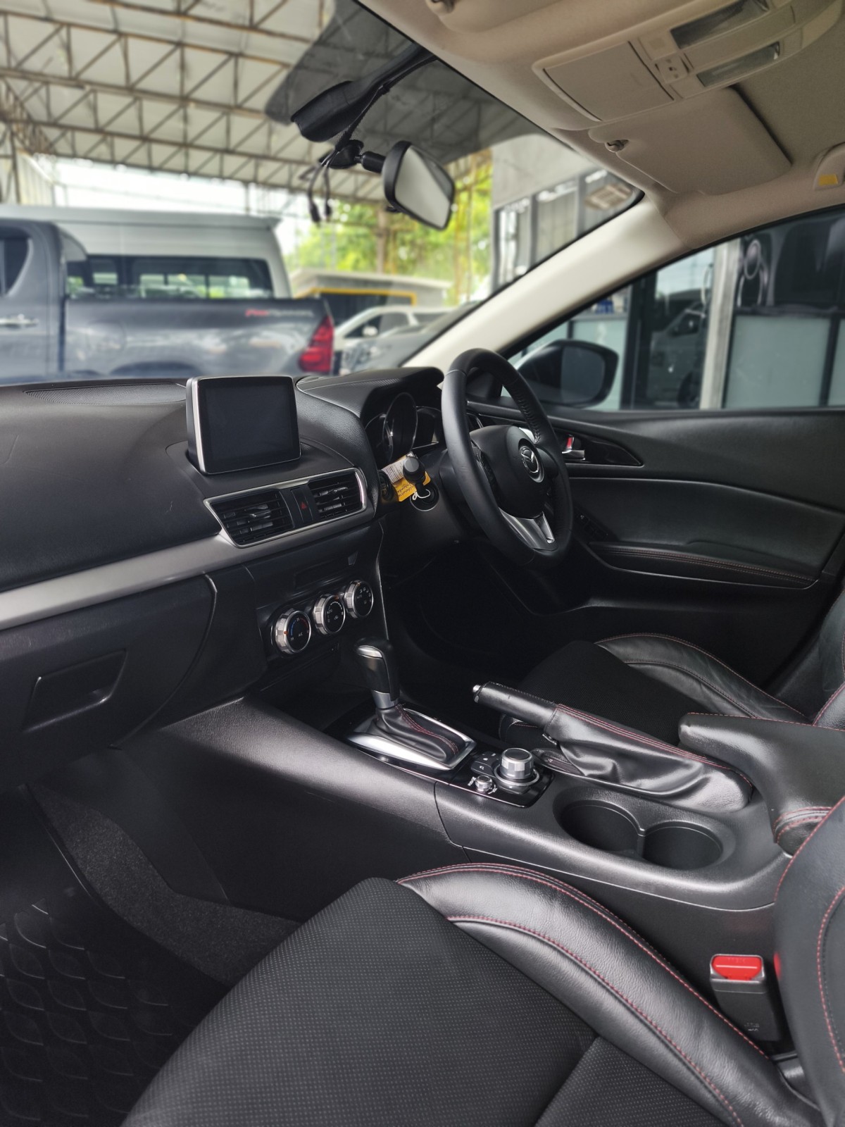 2015 Mazda 3 Sedan สีขาว (รูปที่ 14)