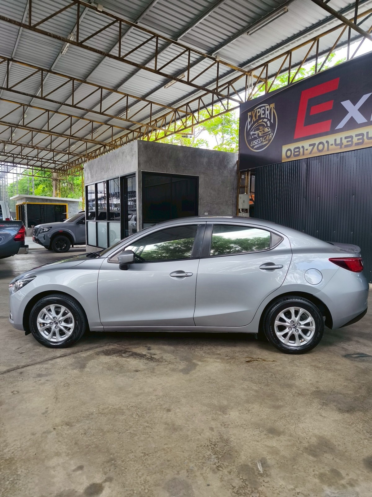 2015 Mazda 2 Sedan (4 ประตู) สีเทา (รูปที่ 2)