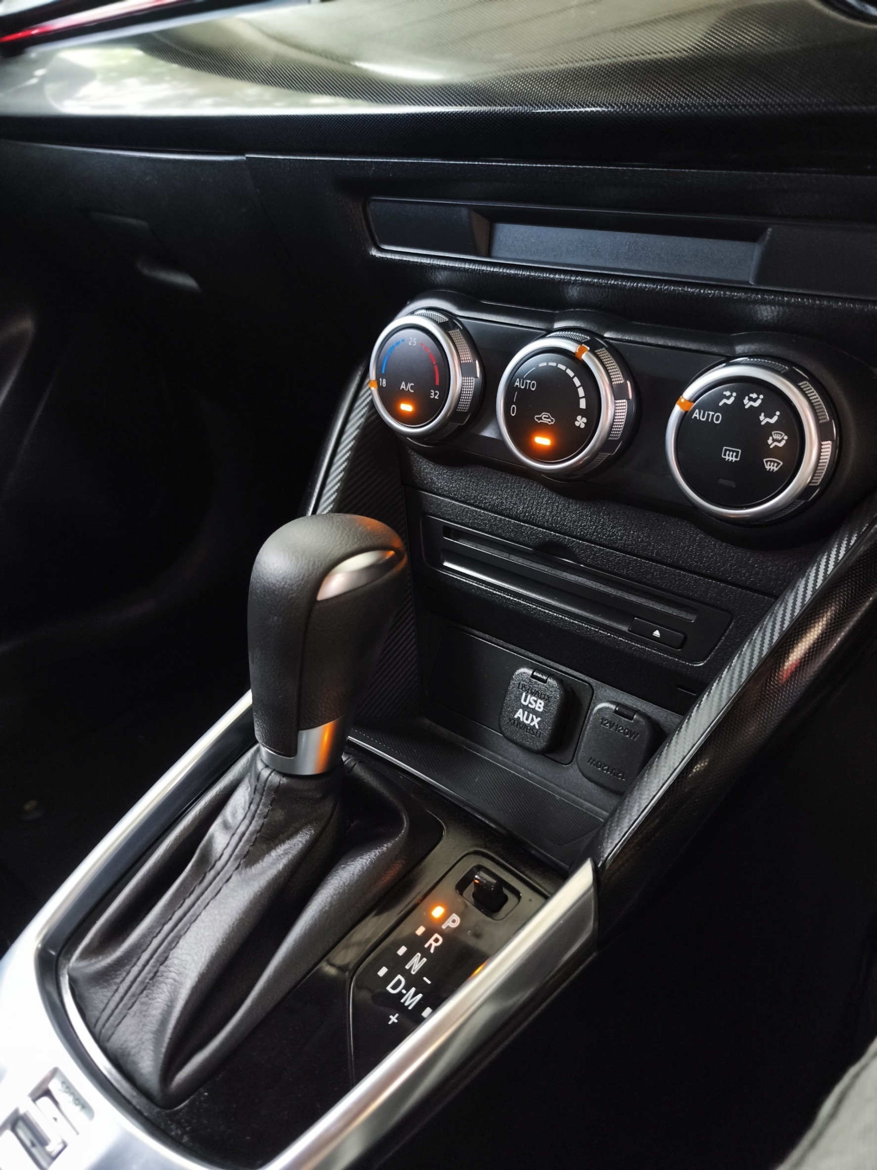 2015 Mazda 2 Sedan (4 ประตู) สีเทา (รูปที่ 15)