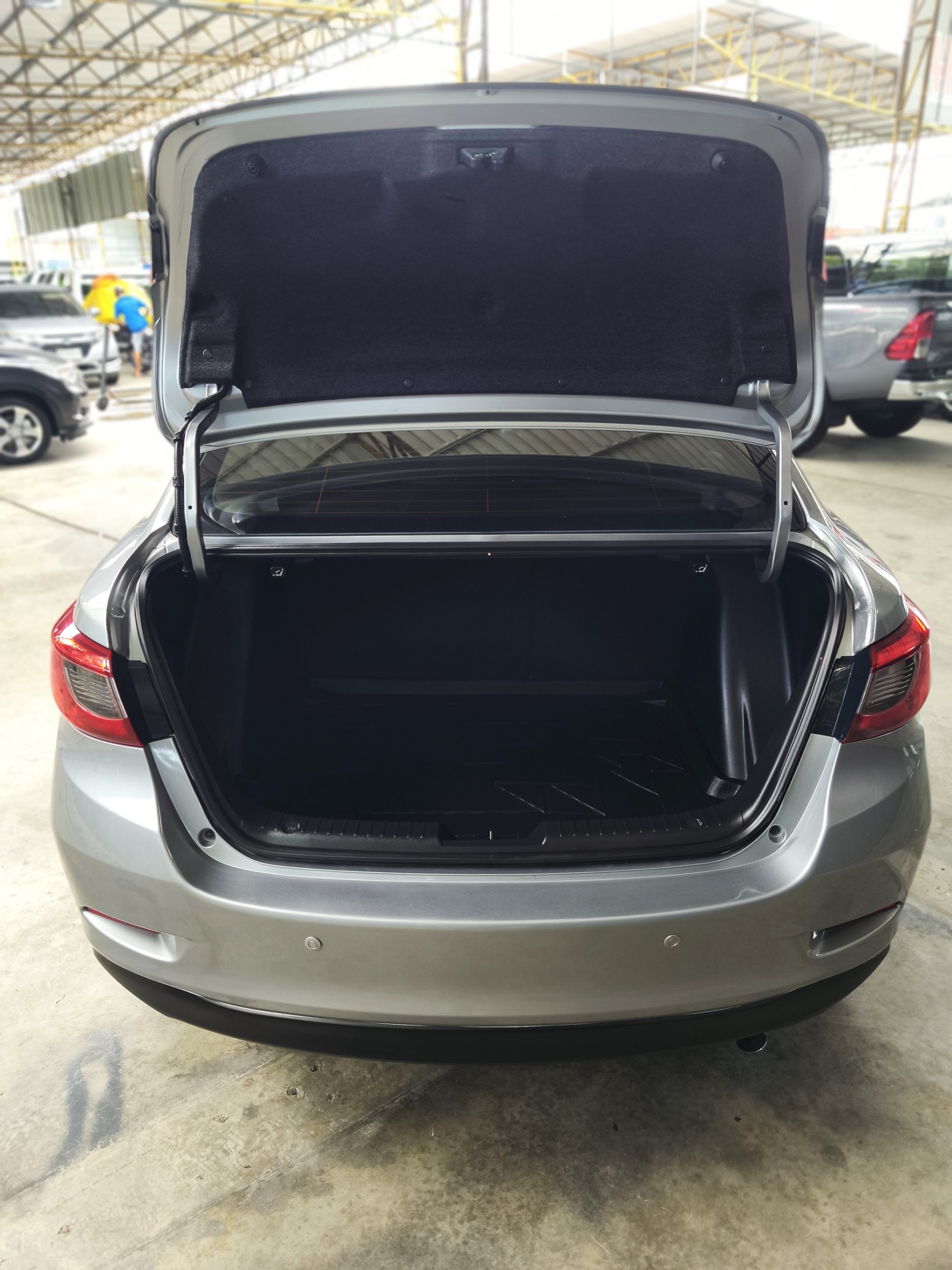2015 Mazda 2 Sedan (4 ประตู) สีเทา (รูปที่ 17)
