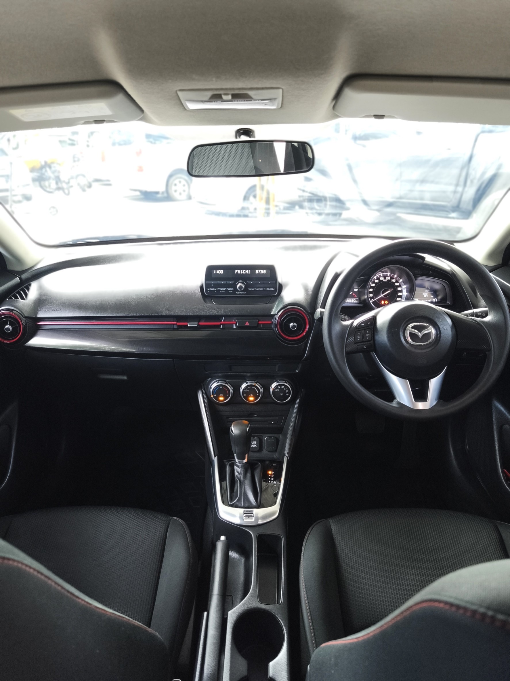 2015 Mazda 2 Sedan (4 ประตู) สีเทา (รูปที่ 13)
