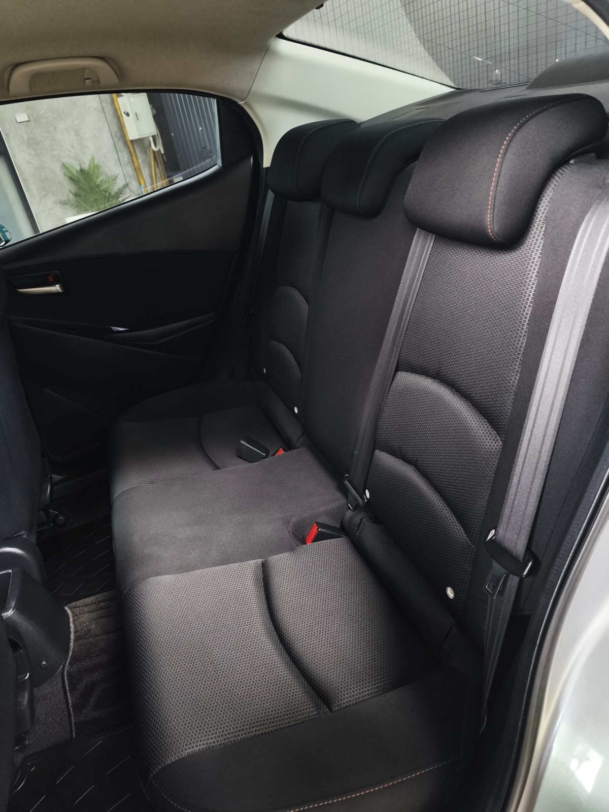 2015 Mazda 2 Sedan (4 ประตู) สีเทา (รูปที่ 12)