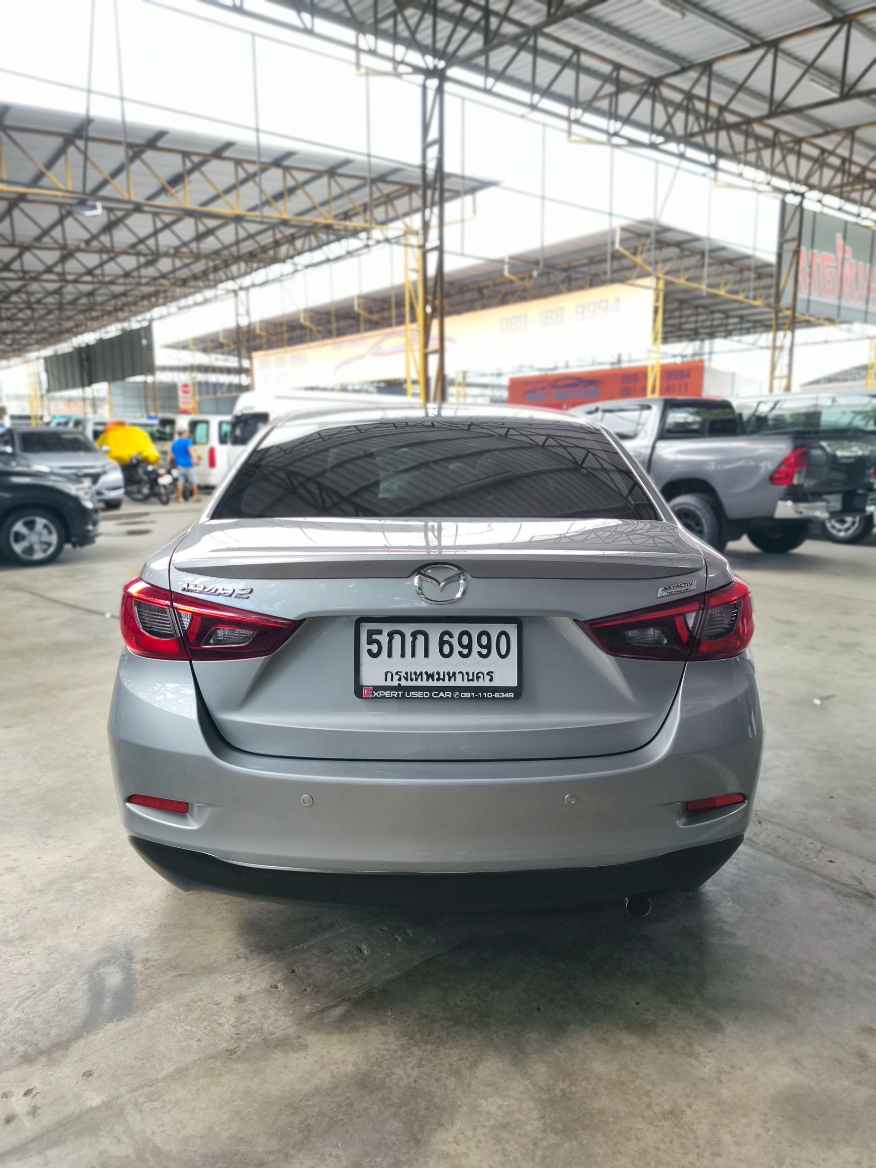 2015 Mazda 2 Sedan (4 ประตู) สีเทา (รูปที่ 4)