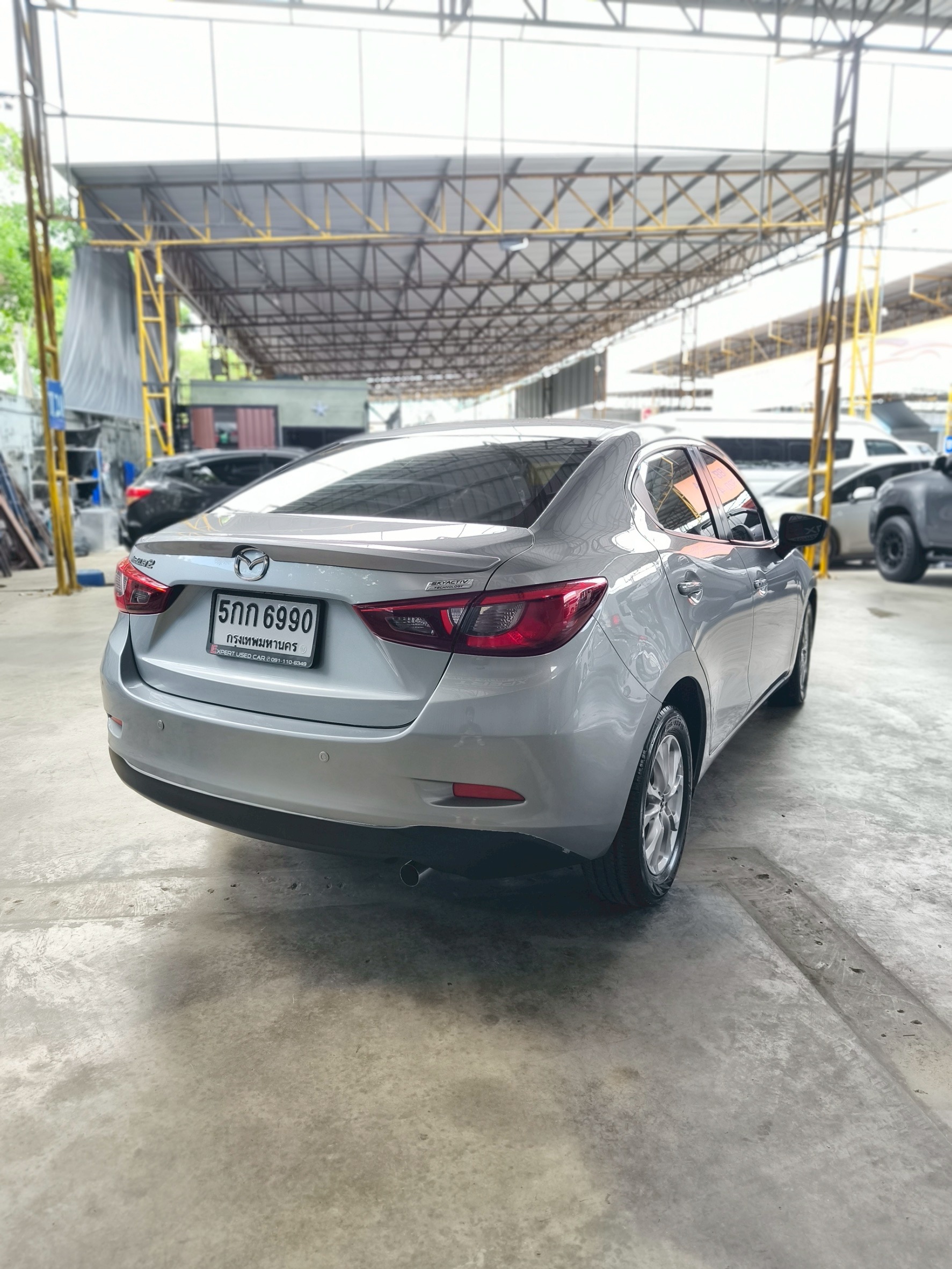 2015 Mazda 2 Sedan (4 ประตู) สีเทา (รูปที่ 5)