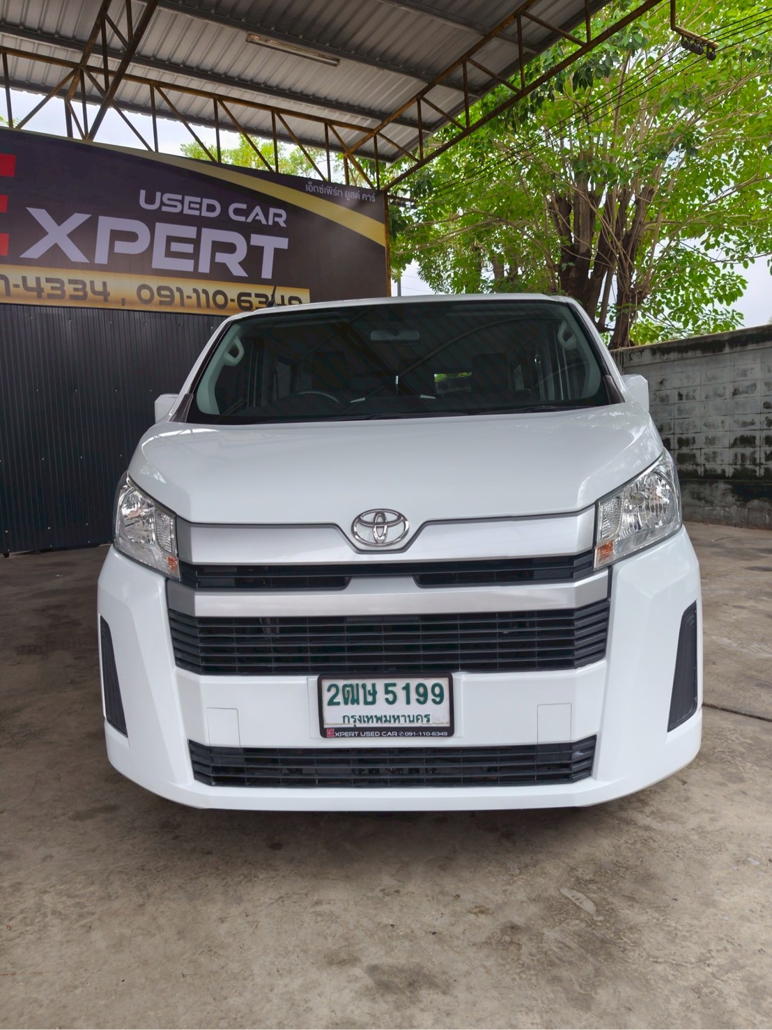 2019 Toyota HiAce สีขาว (รูปที่ 2)