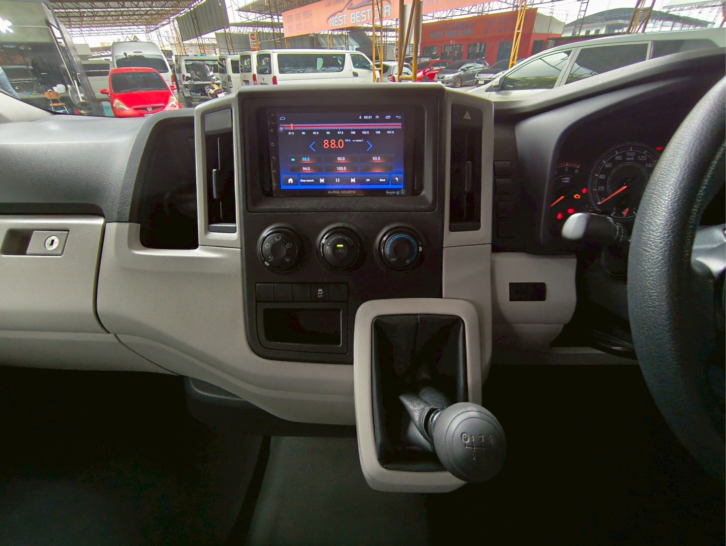 2019 Toyota HiAce สีขาว (รูปที่ 11)