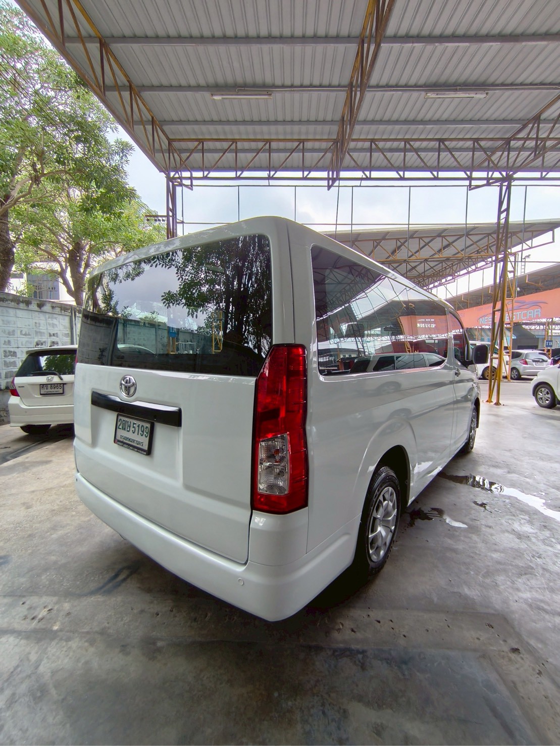 2019 Toyota HiAce สีขาว (รูปที่ 6)