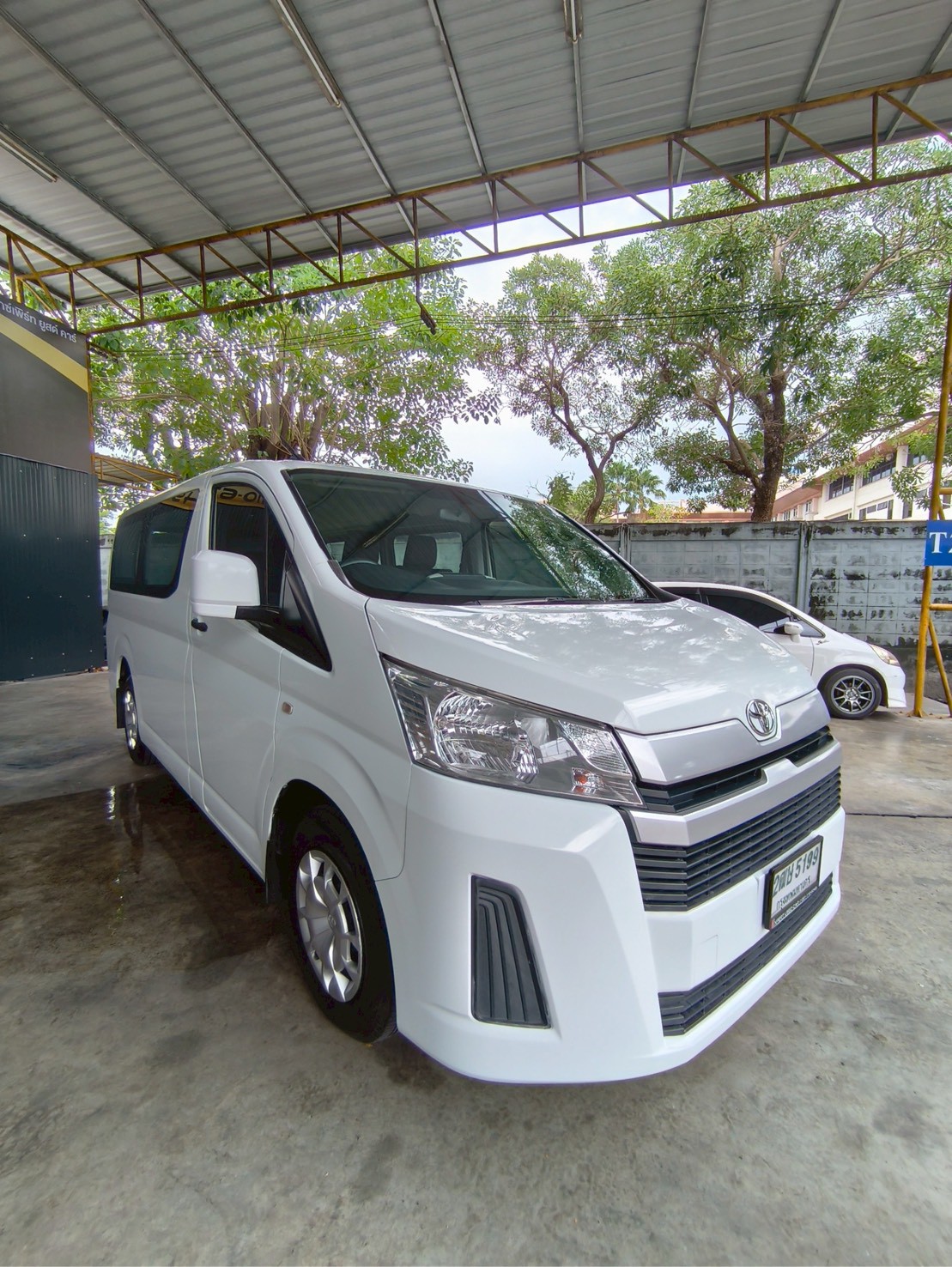 2019 Toyota HiAce สีขาว (รูปที่ 8)