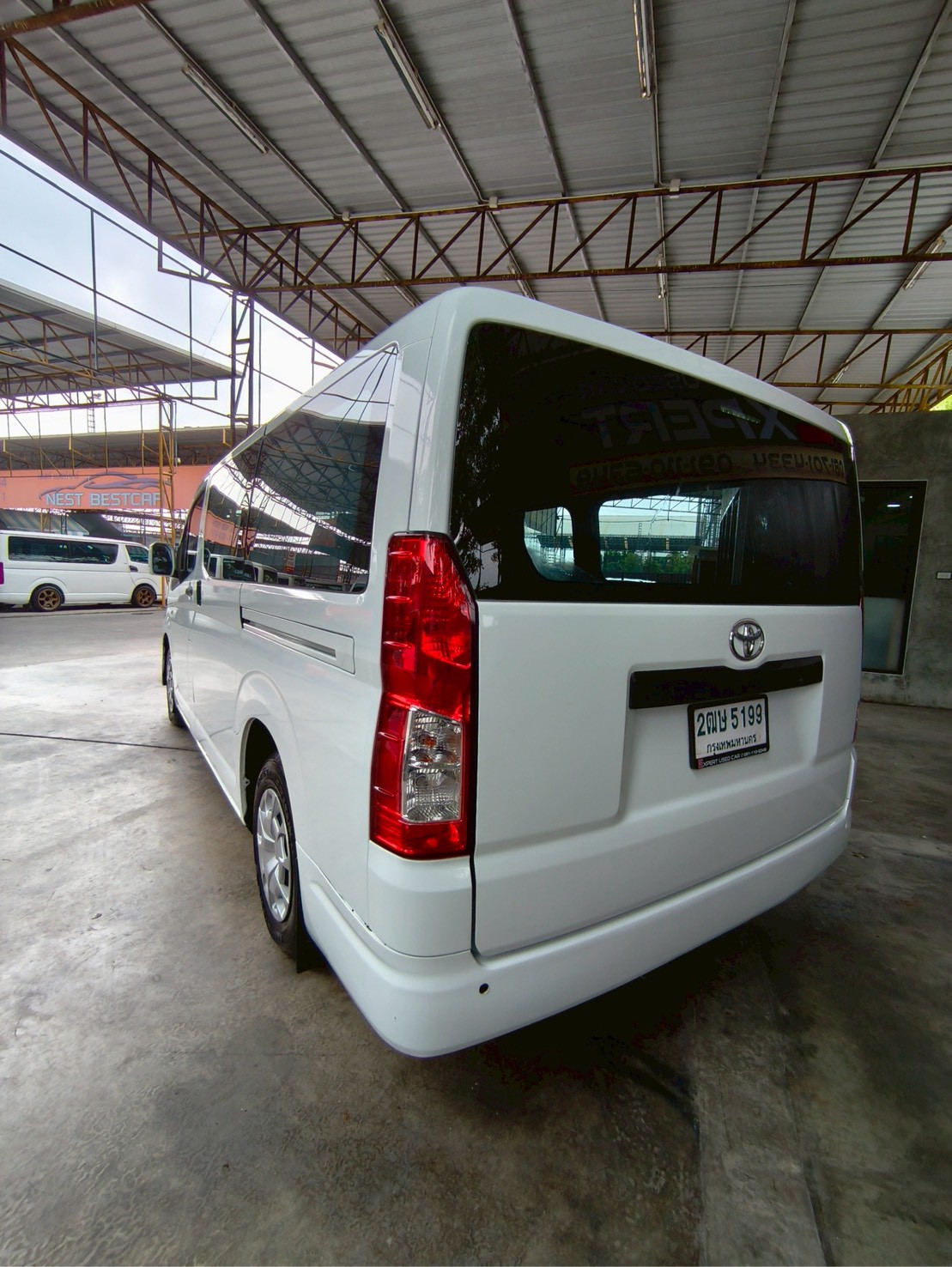 2019 Toyota HiAce สีขาว (รูปที่ 4)
