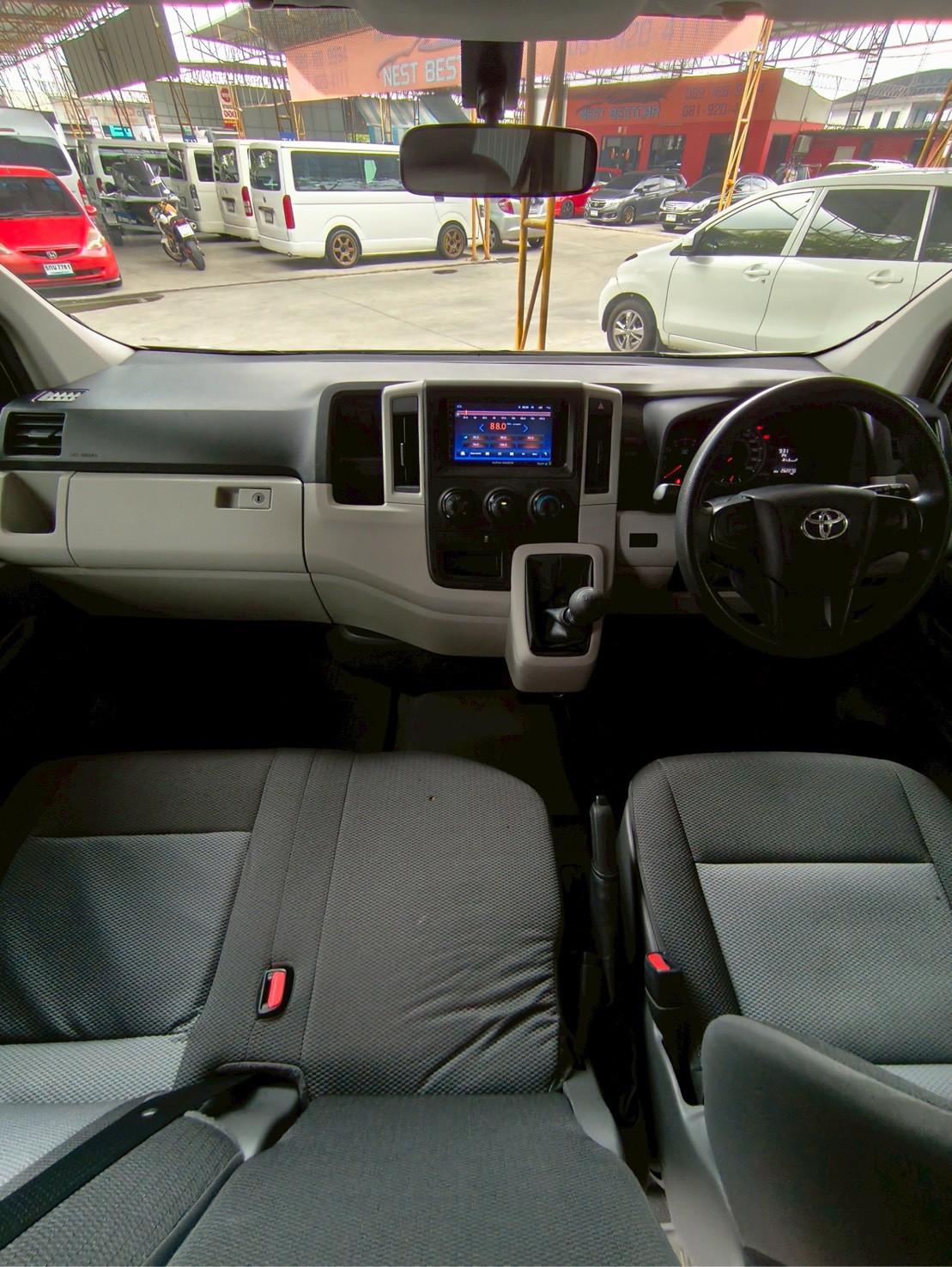 2019 Toyota HiAce สีขาว (รูปที่ 12)
