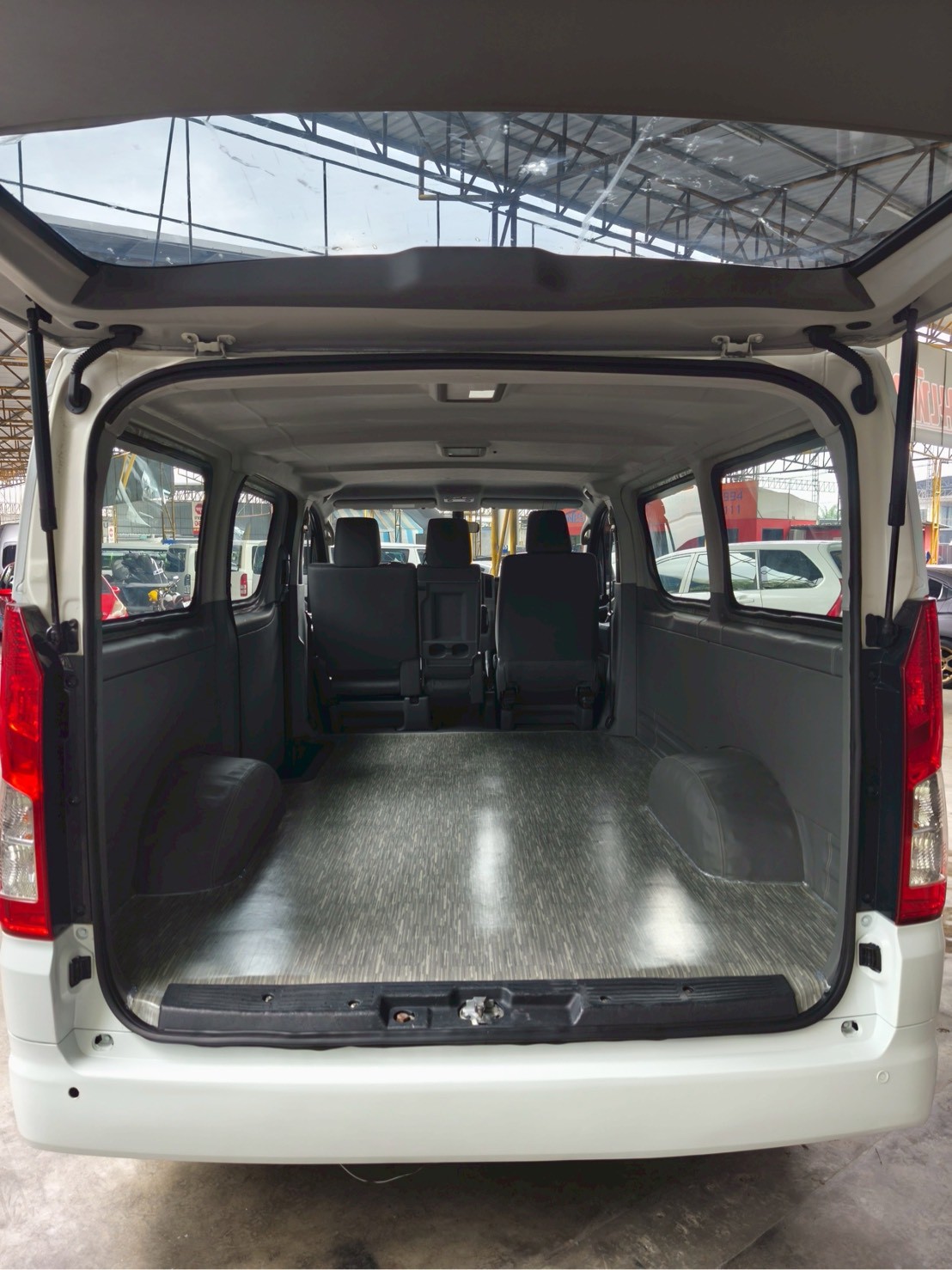 2019 Toyota HiAce สีขาว (รูปที่ 14)