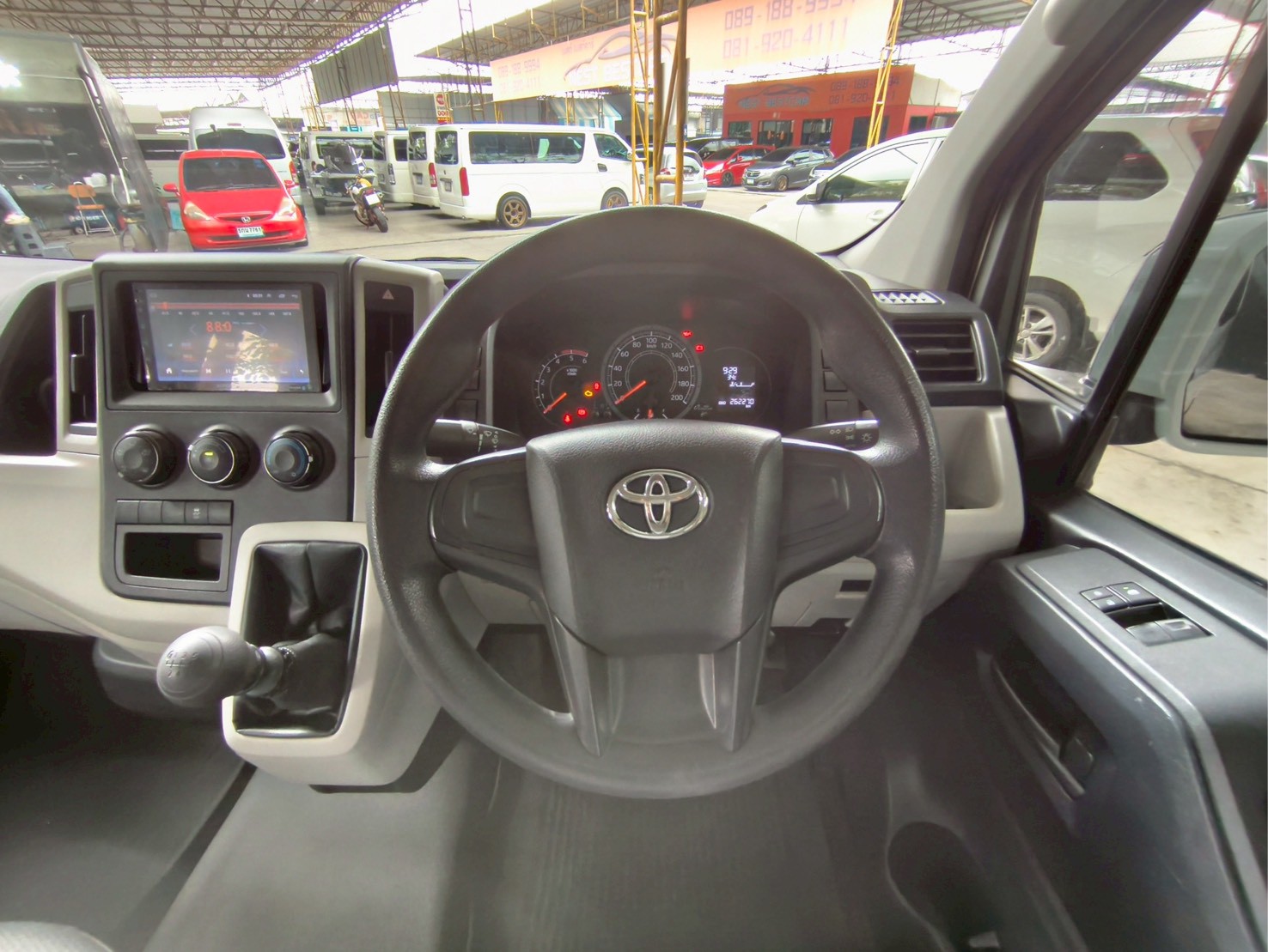 2019 Toyota HiAce สีขาว (รูปที่ 10)