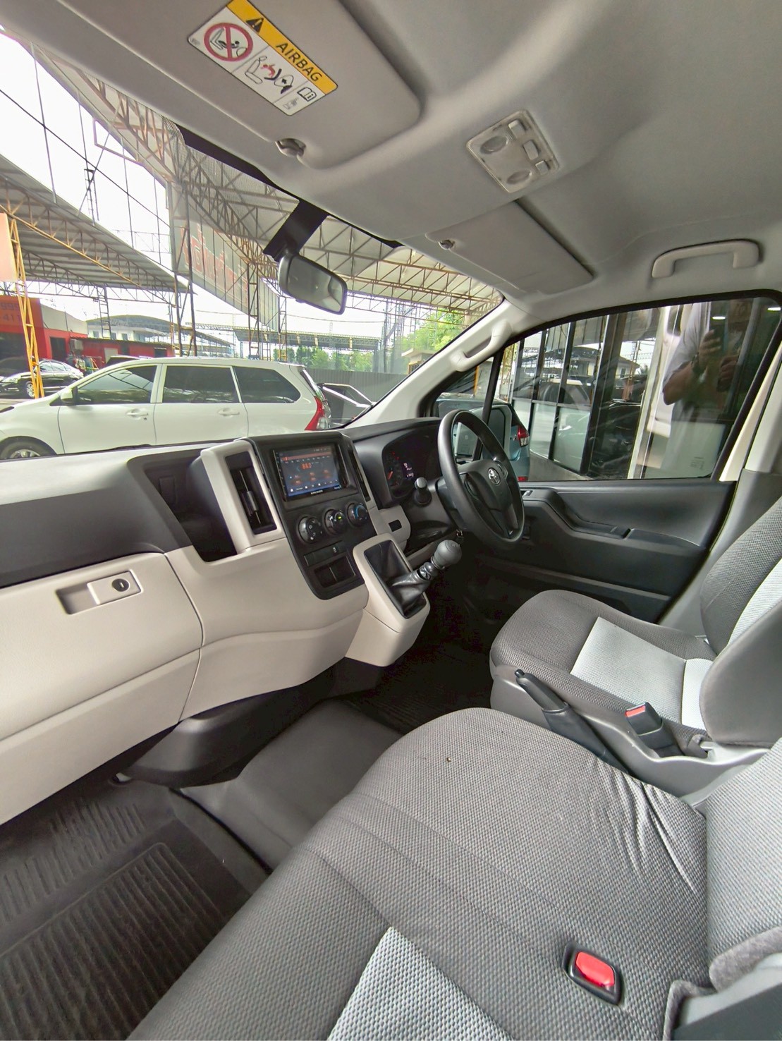 2019 Toyota HiAce สีขาว (รูปที่ 9)