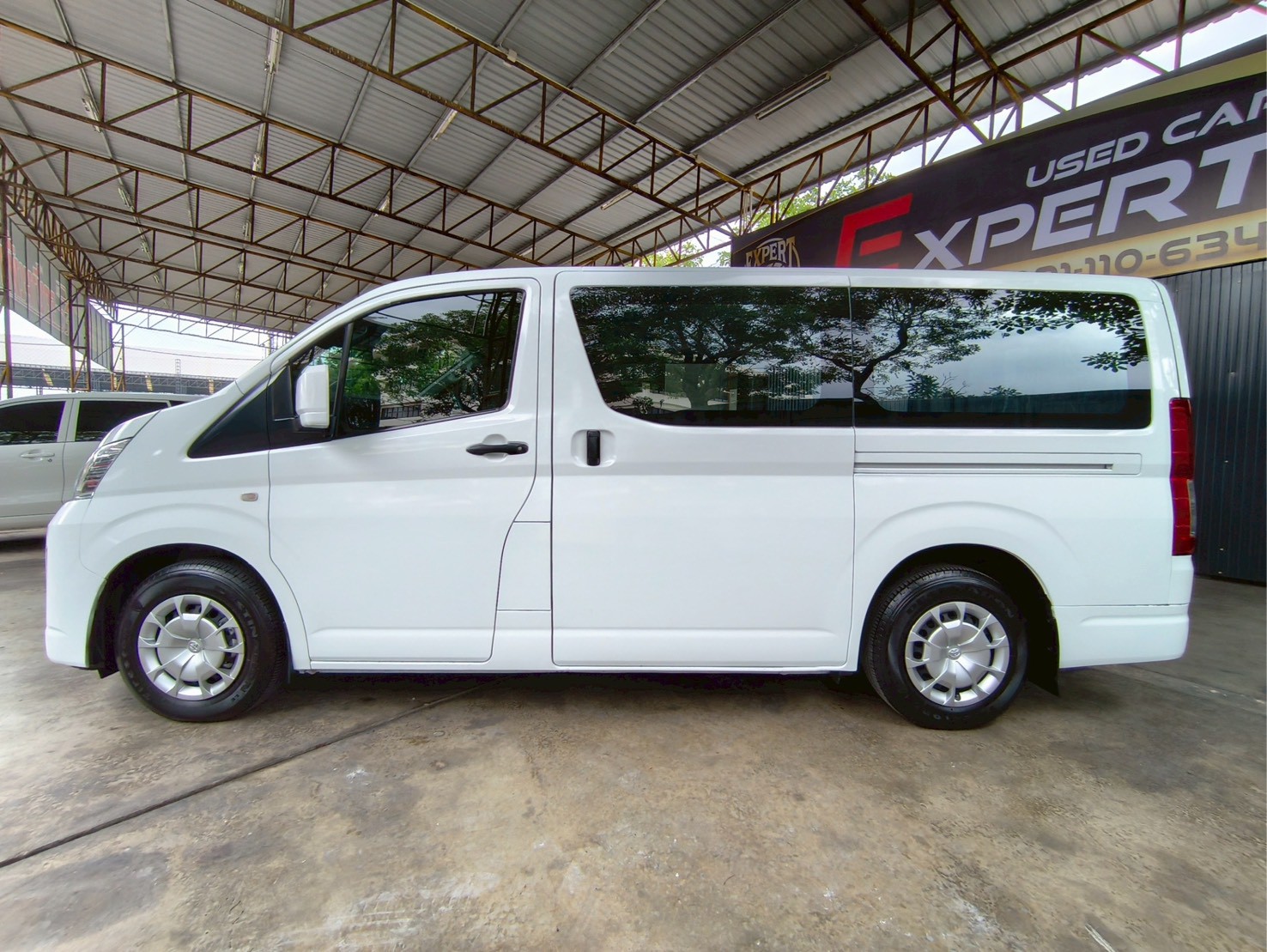 2019 Toyota HiAce สีขาว (รูปที่ 3)