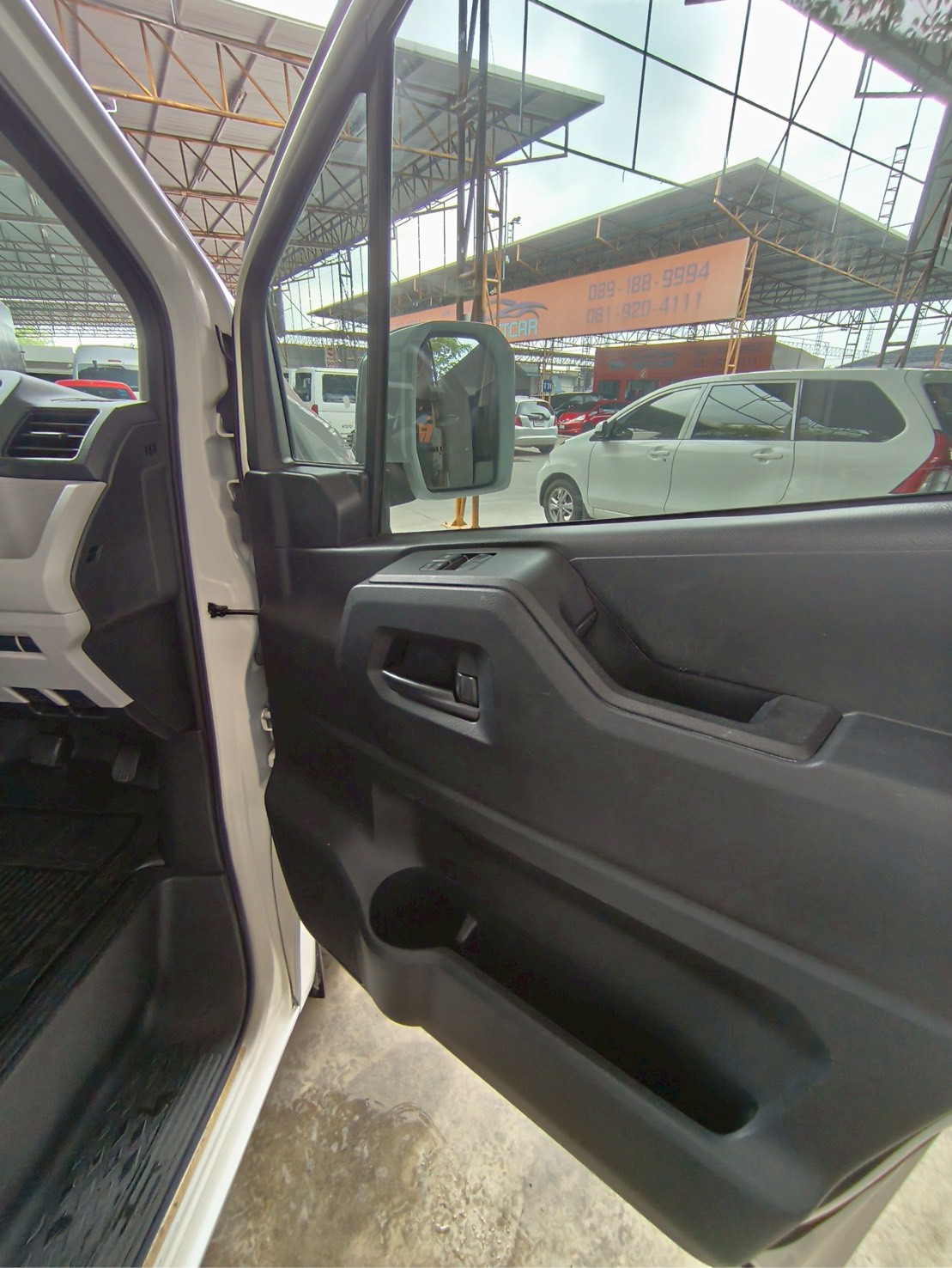 2019 Toyota HiAce สีขาว (รูปที่ 15)