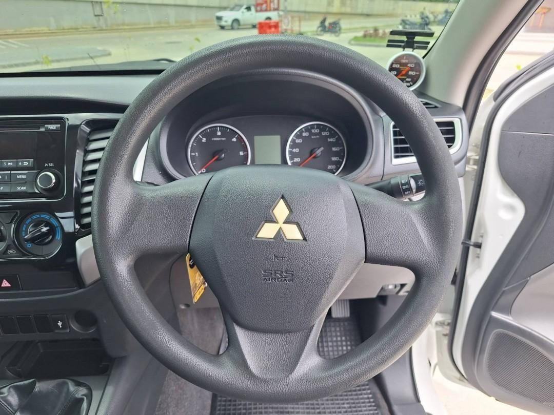 2015 Mitsubishi Triton Mega cab สีขาว (รูปที่ 12)