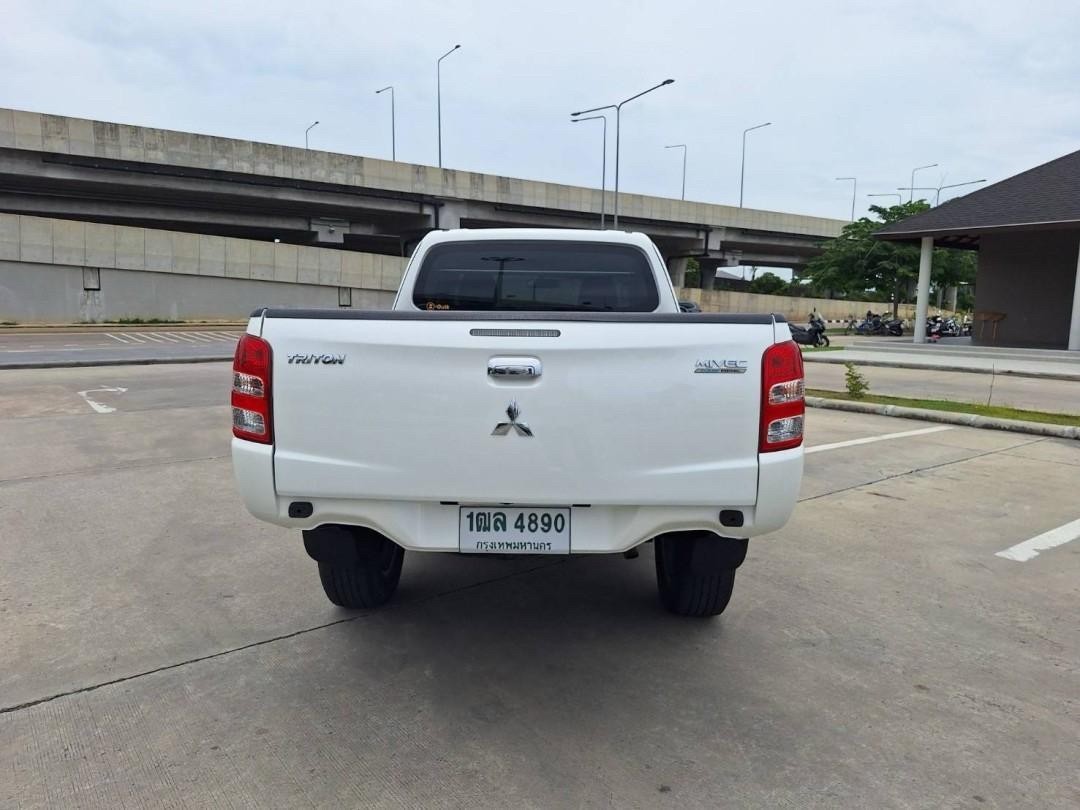 2015 Mitsubishi Triton Mega cab สีขาว (รูปที่ 9)