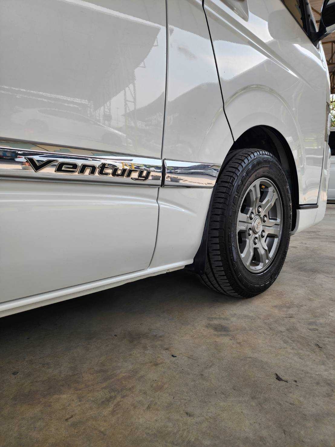 2018 Toyota Ventury สีขาว (รูปที่ 18)
