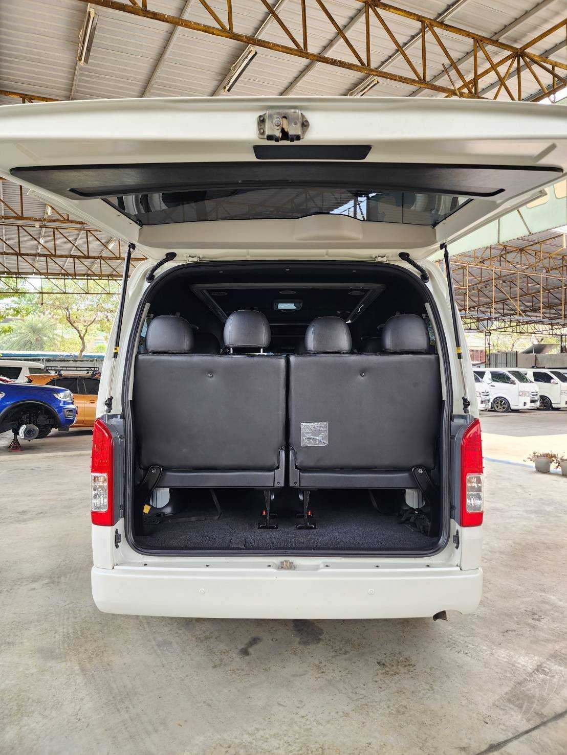 2018 Toyota Ventury สีขาว (รูปที่ 8)