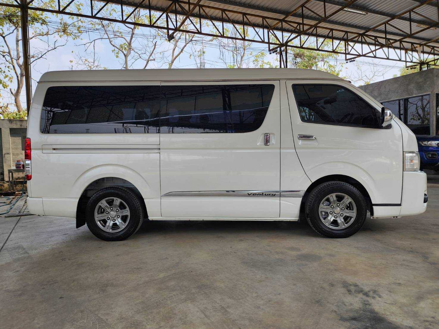 2018 Toyota Ventury สีขาว (รูปที่ 3)