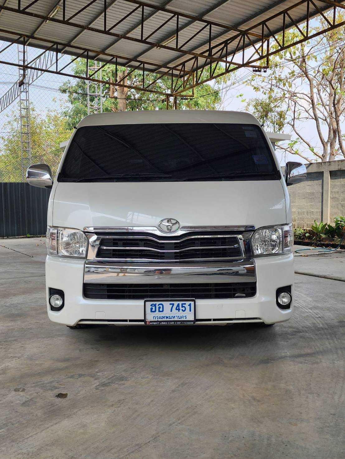 2018 Toyota Ventury สีขาว (รูปที่ 2)