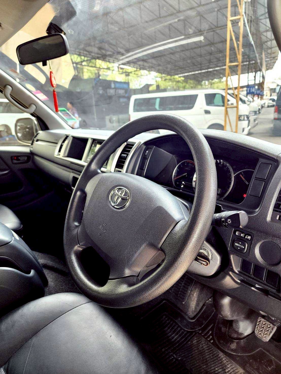 2018 Toyota Ventury สีขาว (รูปที่ 2)