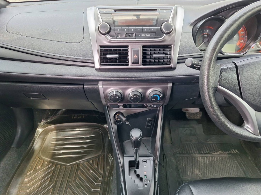 2013 Toyota Yaris สีส้ม (รูปที่ 7)