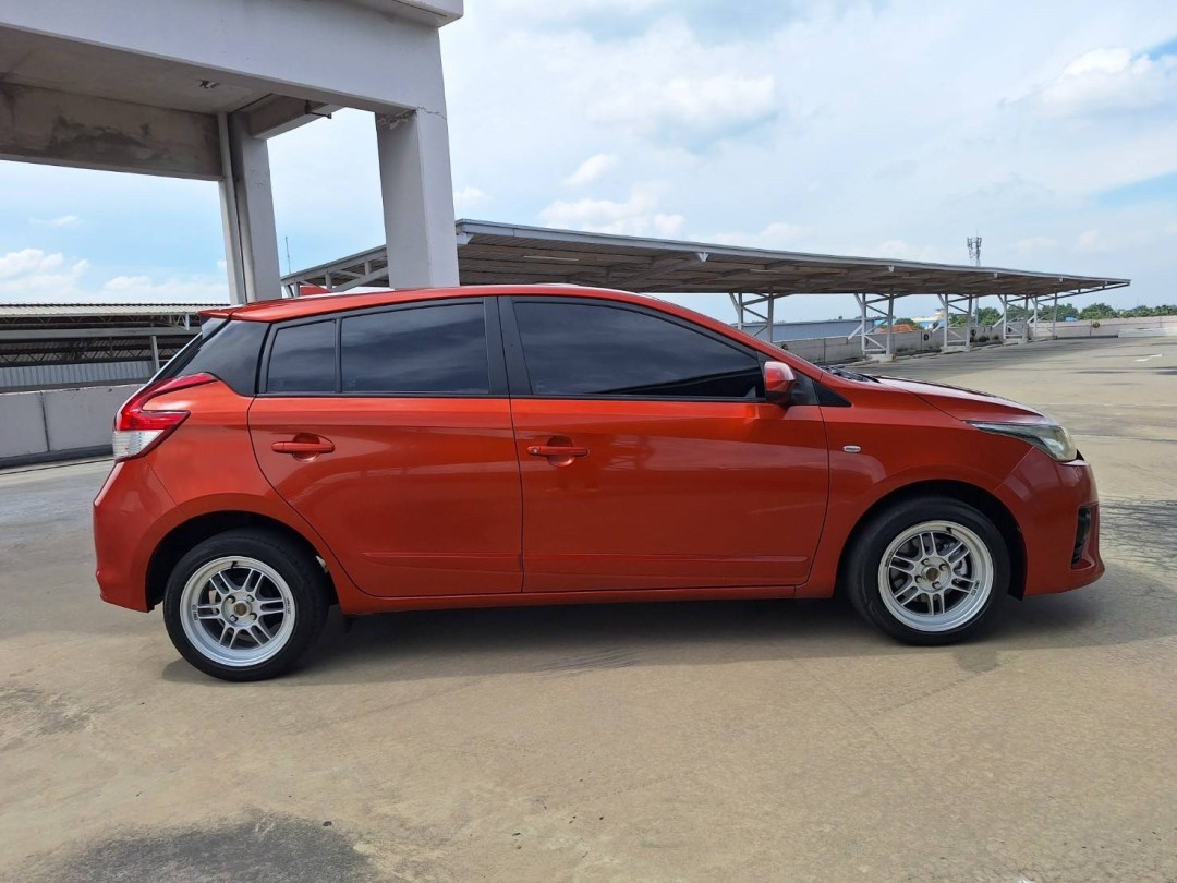 2013 Toyota Yaris สีส้ม (รูปที่ 4)