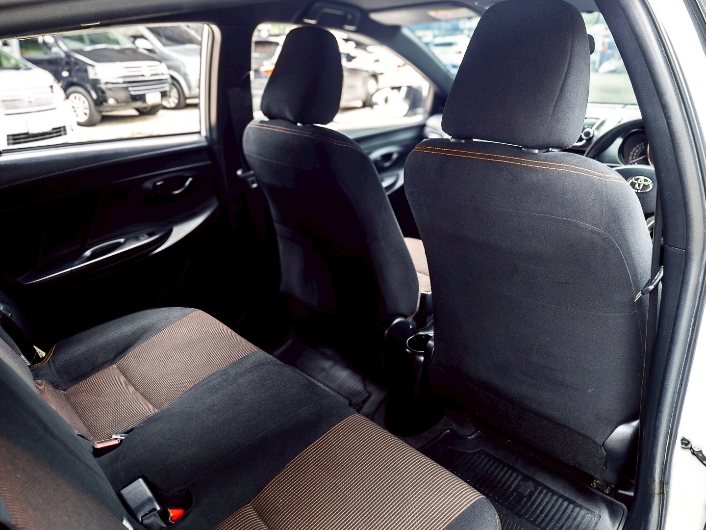 2015 Toyota Yaris สีขาว (รูปที่ 5)