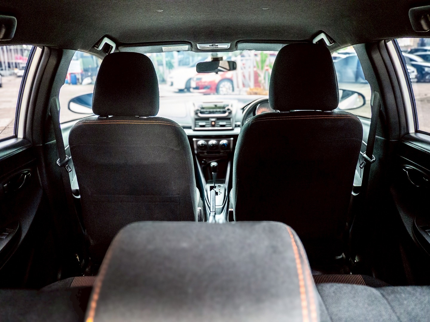 2015 Toyota Yaris สีขาว (รูปที่ 6)