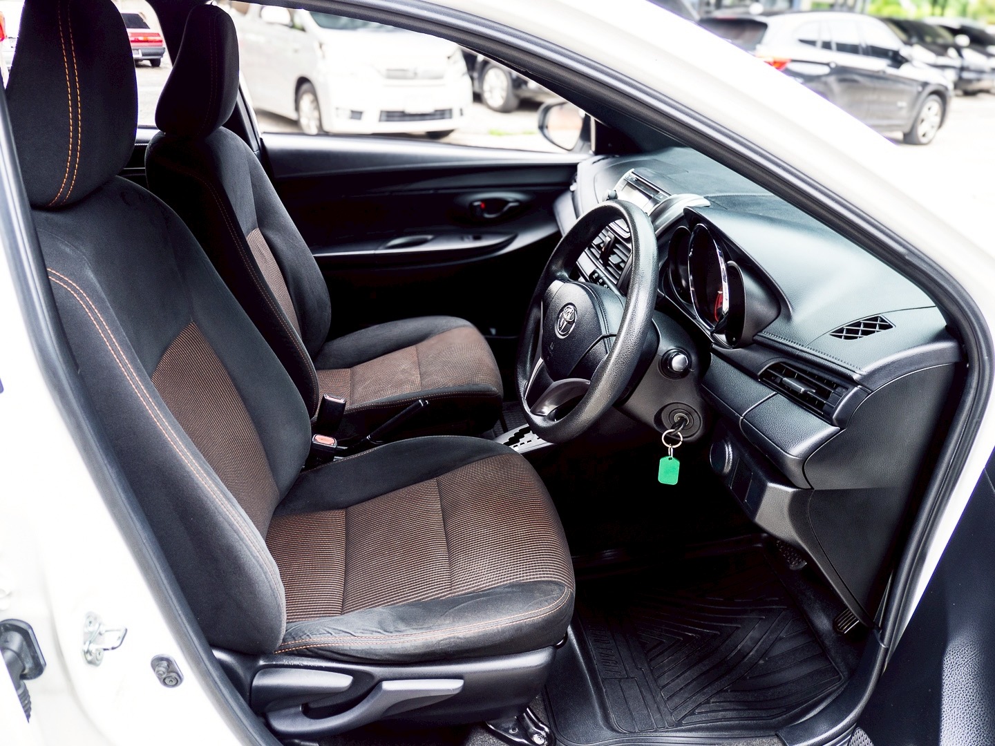 2015 Toyota Yaris สีขาว (รูปที่ 9)