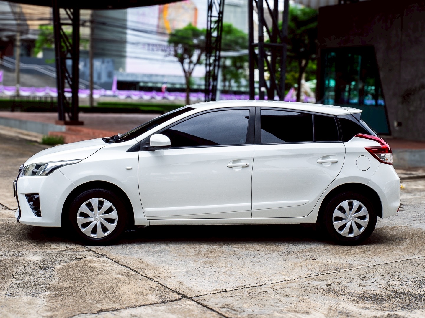 2015 Toyota Yaris สีขาว (รูปที่ 14)