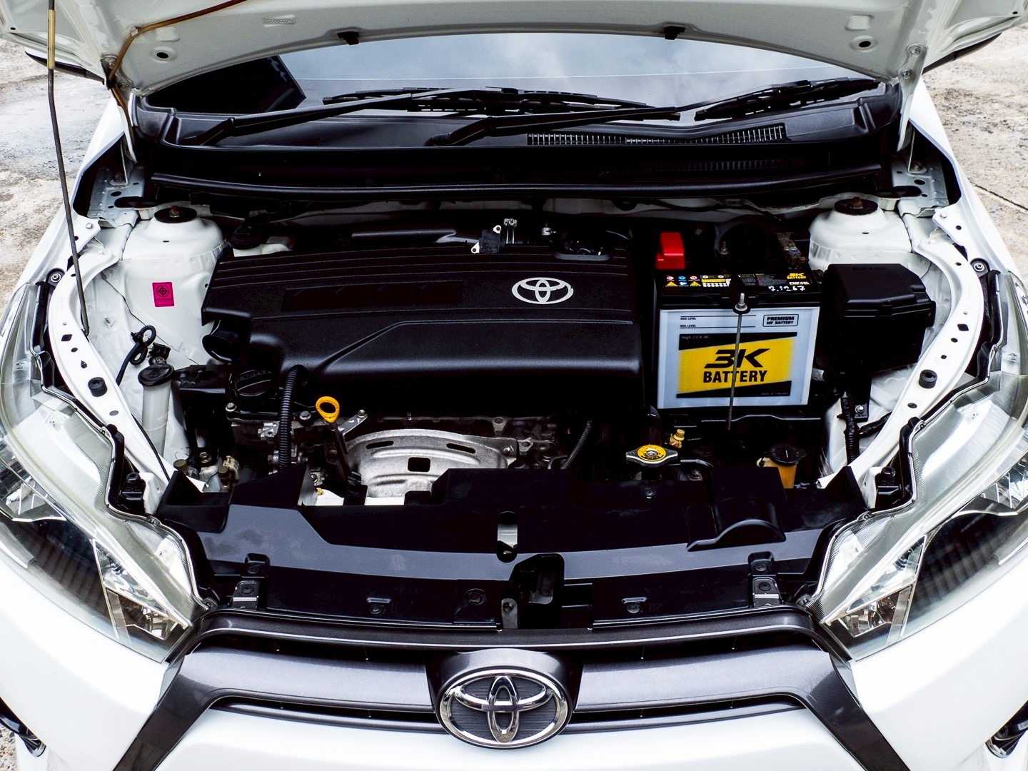 2015 Toyota Yaris สีขาว (รูปที่ 2)