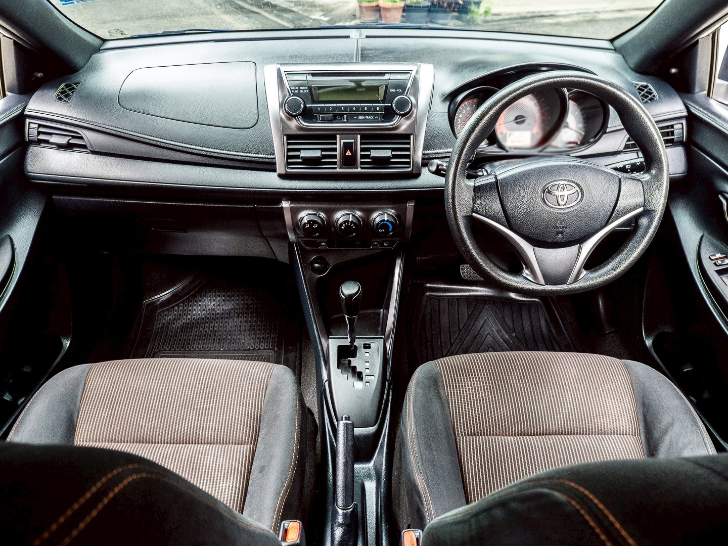 2015 Toyota Yaris สีขาว (รูปที่ 17)