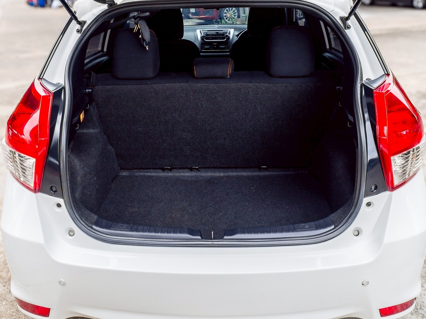 2015 Toyota Yaris สีขาว (รูปที่ 3)